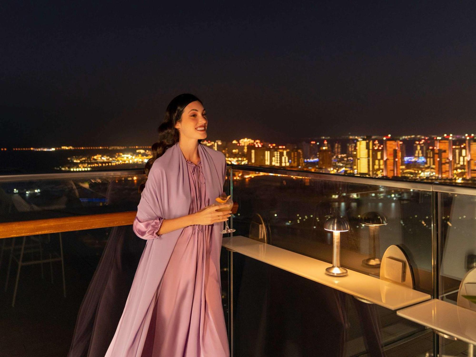 Fairmont Doha Hotel Lusail Exterior foto A woman wearing an abaya