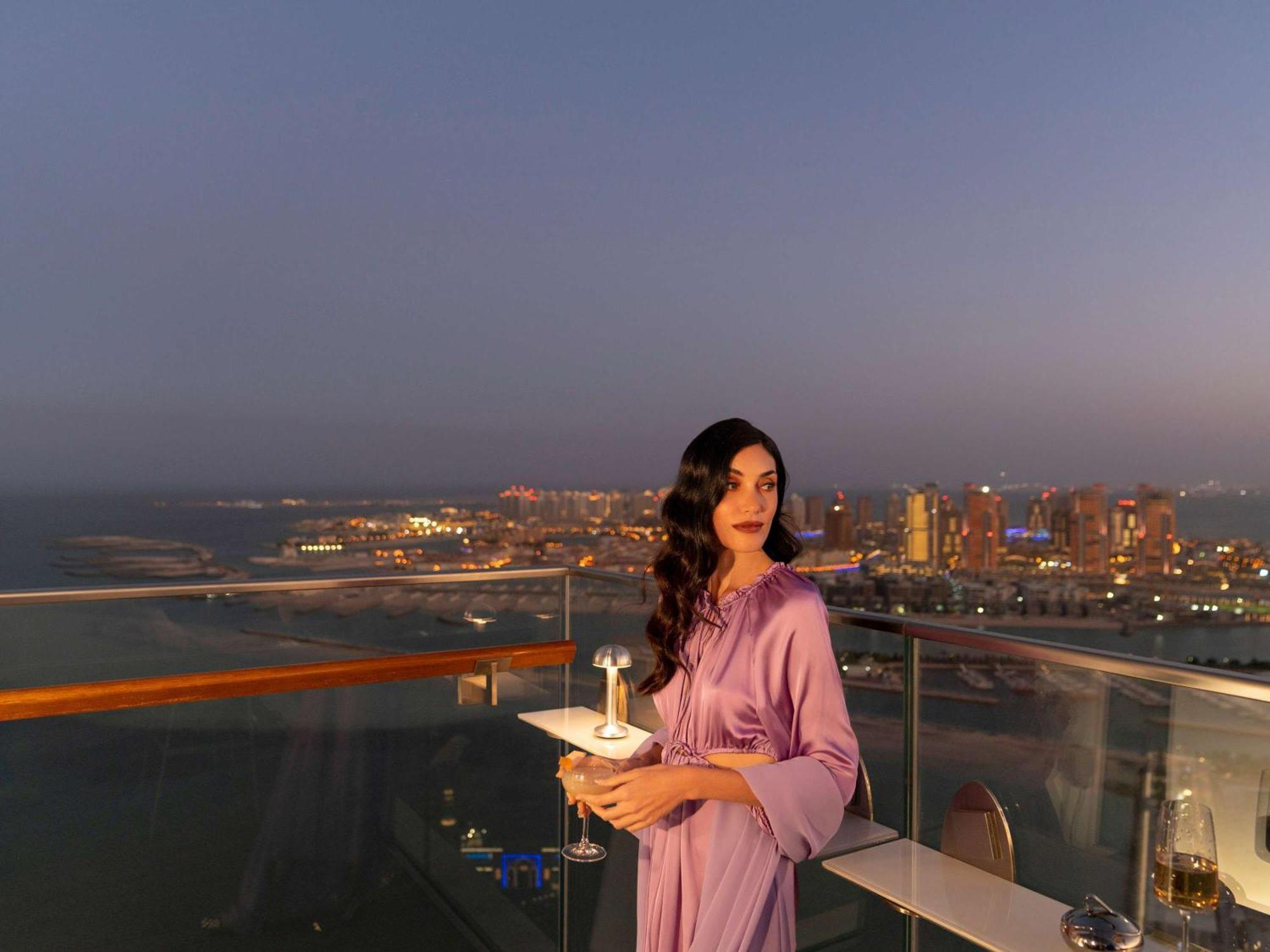 Fairmont Doha Hotel Lusail Exterior foto A woman in Dubai