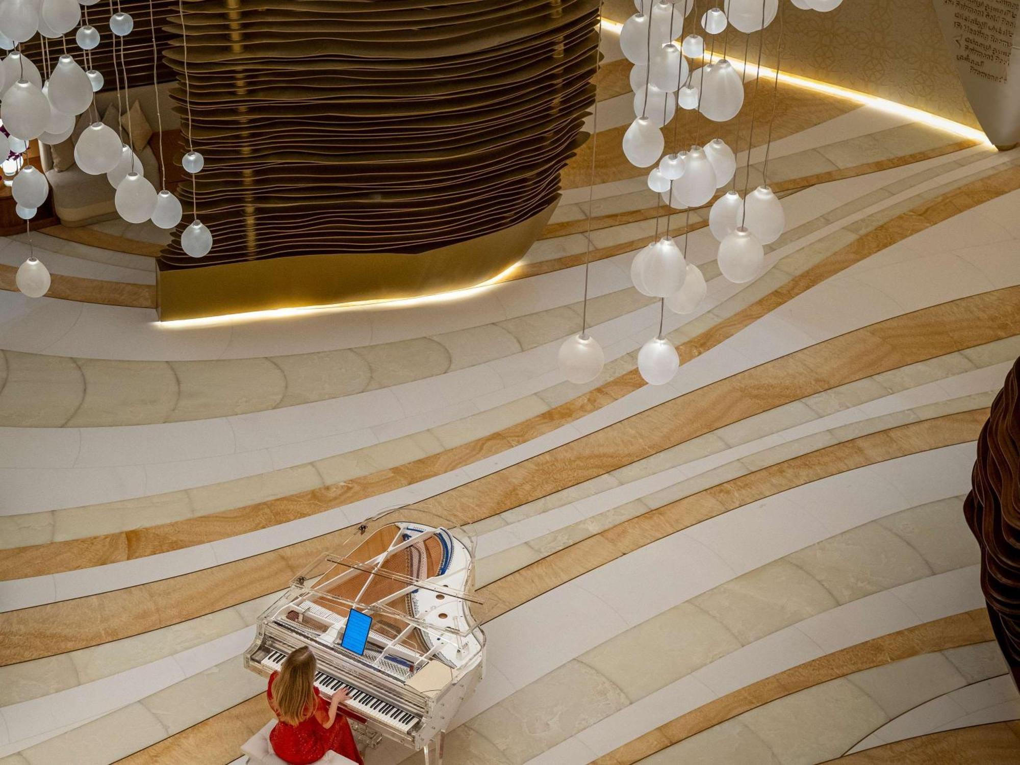Fairmont Doha Hotel Lusail Exterior foto The piano in the lobby