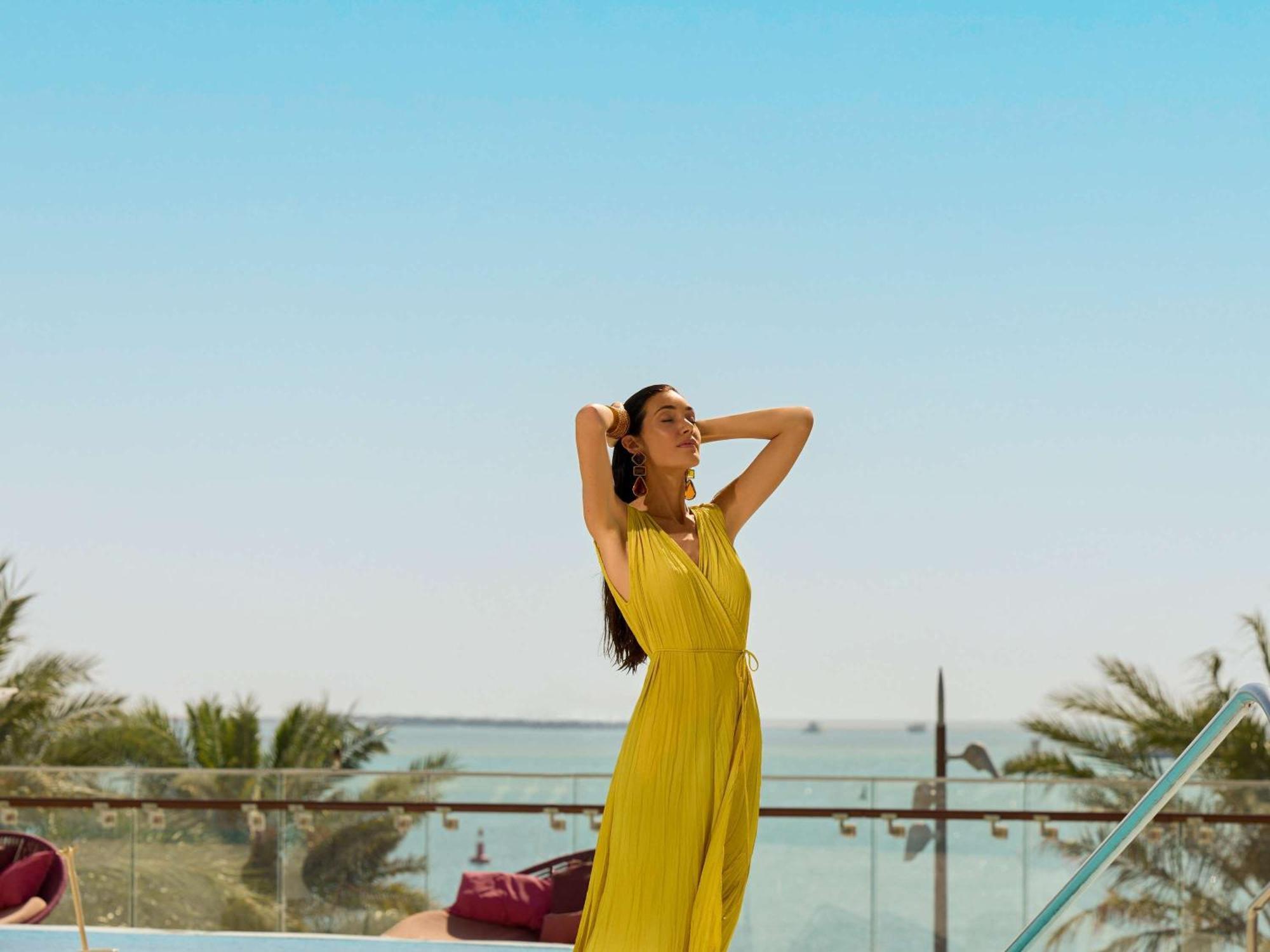 Fairmont Doha Hotel Lusail Exterior foto A woman in a yellow dress