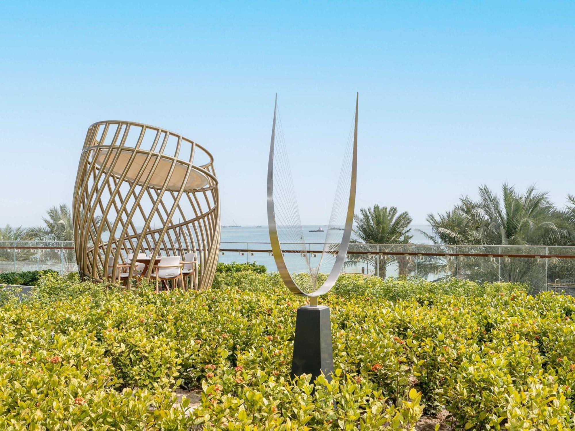 Fairmont Doha Hotel Lusail Exterior foto The sculpture "The Spirit of the Sea" by the artist Yaacov Agam