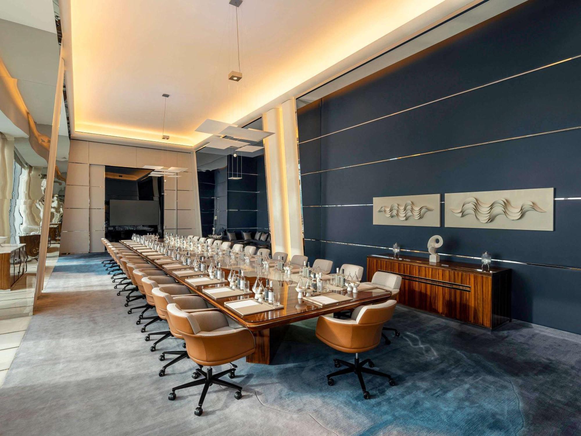 Fairmont Doha Hotel Lusail Exterior foto The boardroom at the Four Seasons Hotel, London
