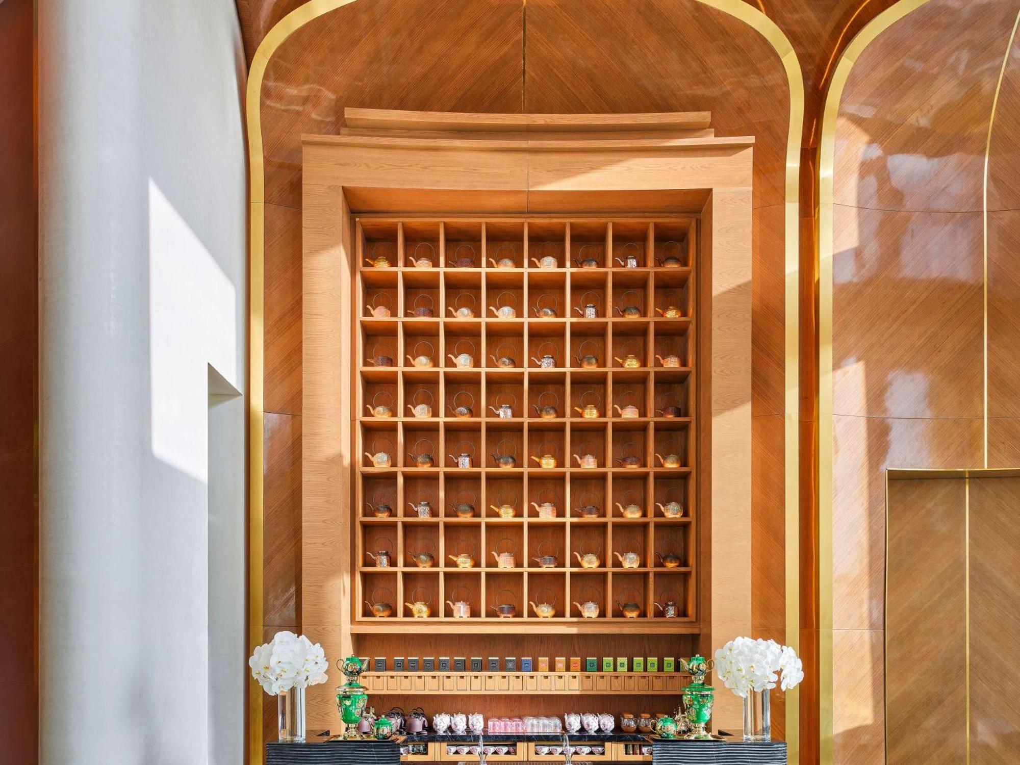 Fairmont Doha Hotel Lusail Exterior foto A bell desk at the Mandarin Oriental, Hong Kong