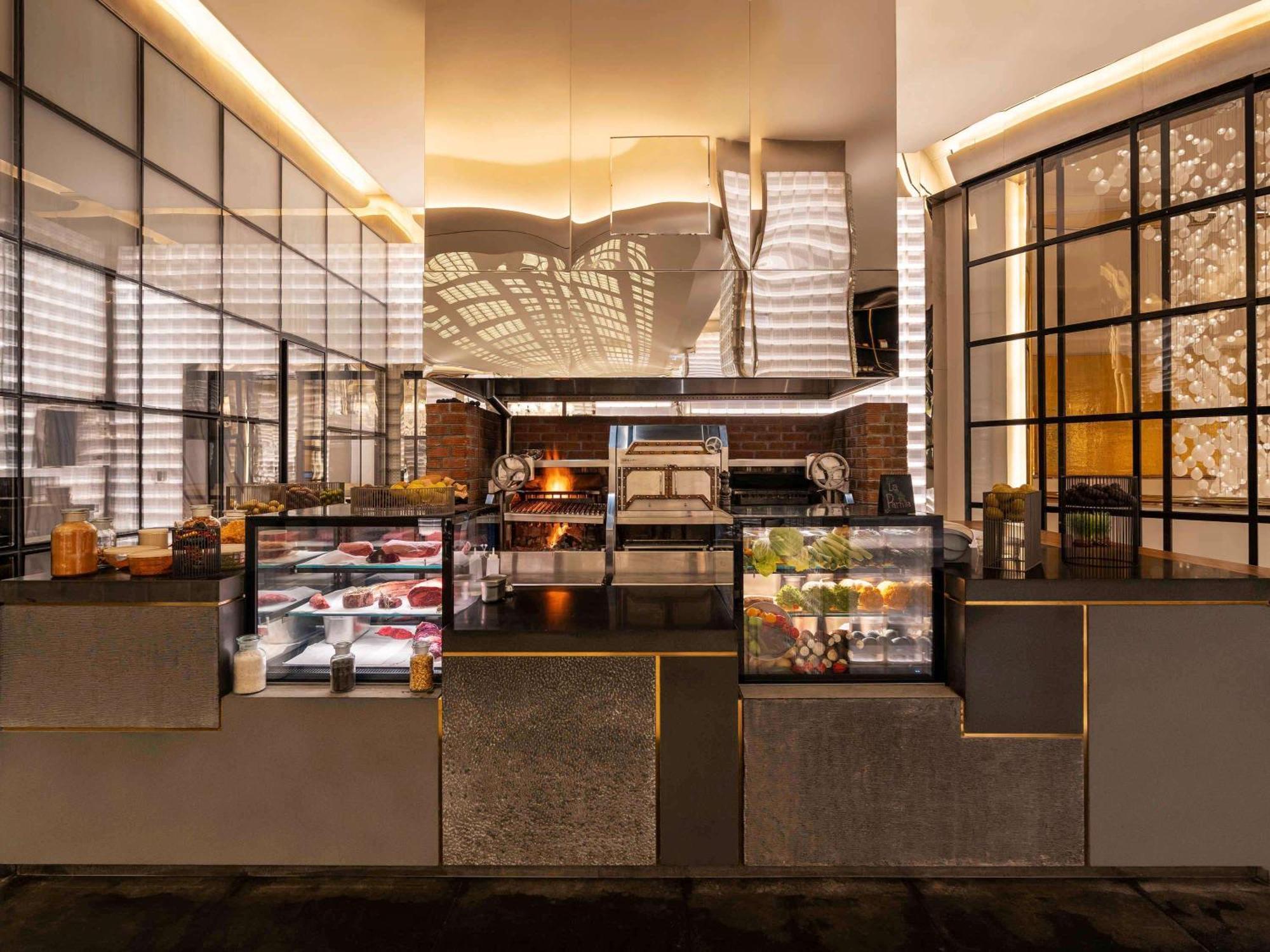 Fairmont Doha Hotel Lusail Exterior foto The kitchen at the restaurant