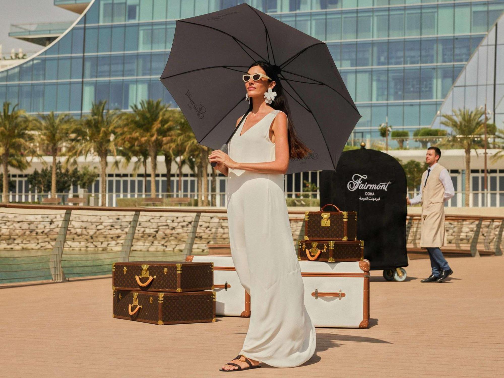 Fairmont Doha Hotel Lusail Exterior foto A woman with a large umbrella