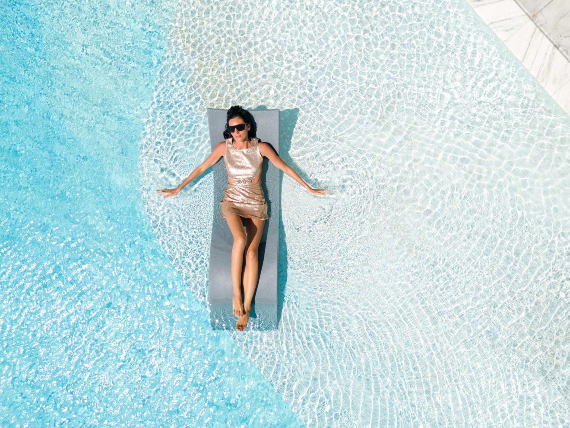 Fairmont Doha Hotel Lusail Exterior foto A woman sunbathing